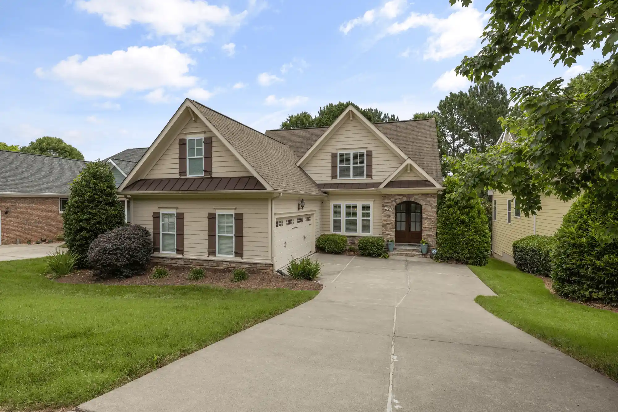 An exterior view of a typical residential rental home in a Tulsa Oklahoma neighborhood