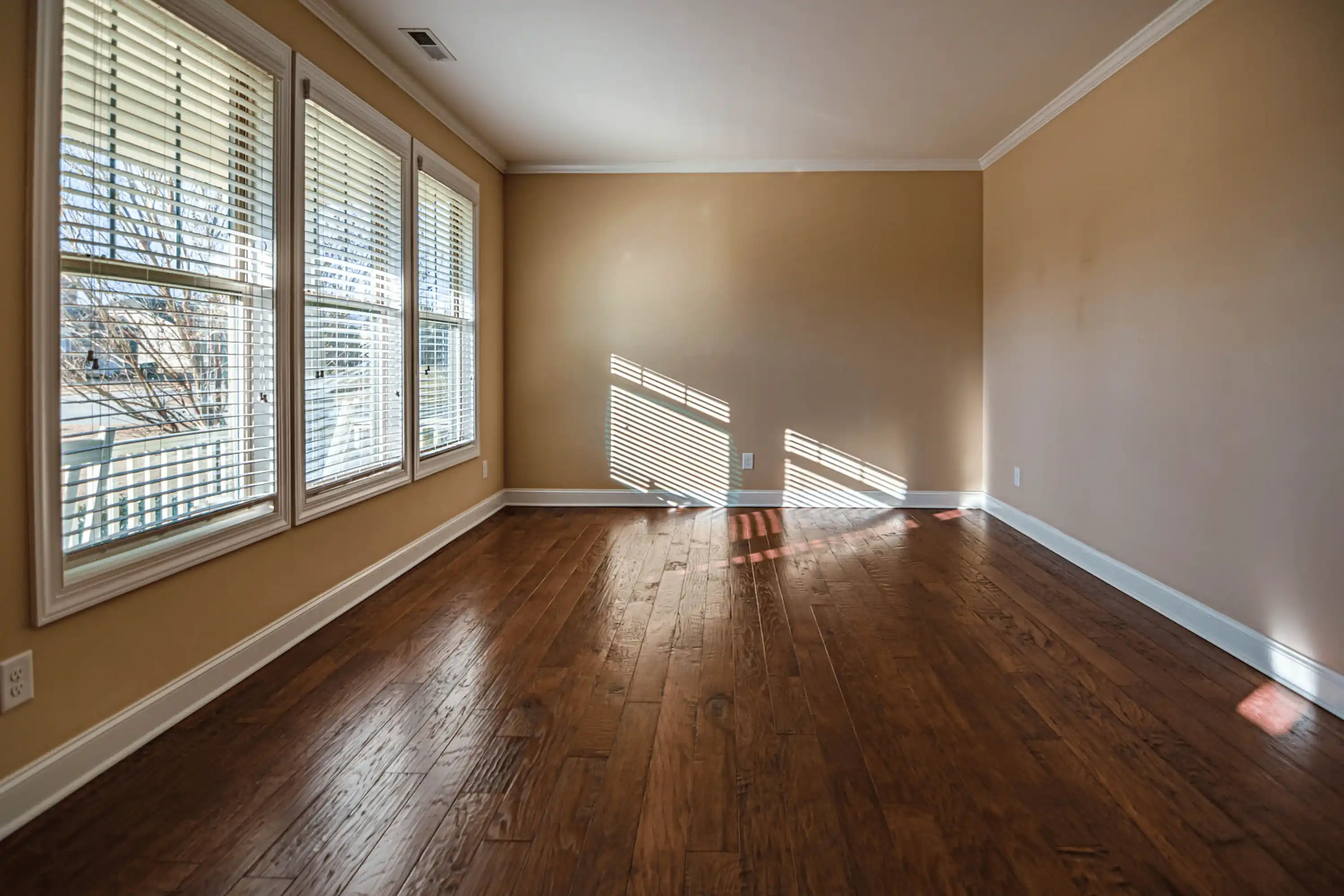 Empty, vacant living room in a Florida home waiting to be sold
