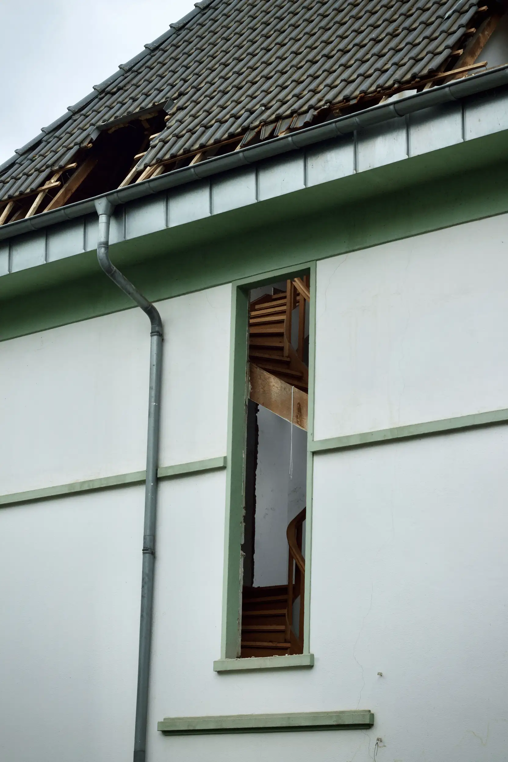 Tampa Bay home with a blue tarp on the roof following hurricane wind damage