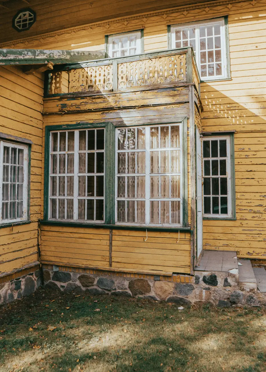 Historic older home exterior in the Punta Gorda district